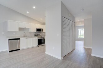 9242 Roan Ln, Unit D in West Palm Beach, FL - Building Photo - Building Photo
