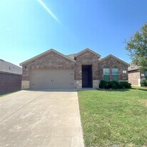 204 University St in Farmersville, TX - Building Photo