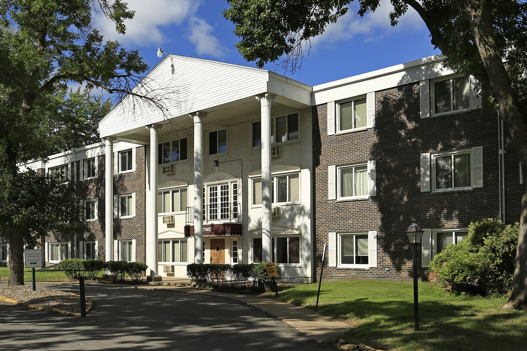 Larpenteur Manor Apartments in St. Paul, MN - Foto de edificio