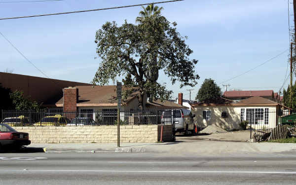 4 Apartment Units + 1 Commercial in El Monte, CA - Building Photo