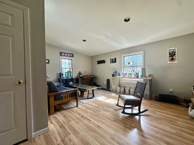 68 Broadway, Unit B in South Portland, ME - Foto de edificio - Building Photo