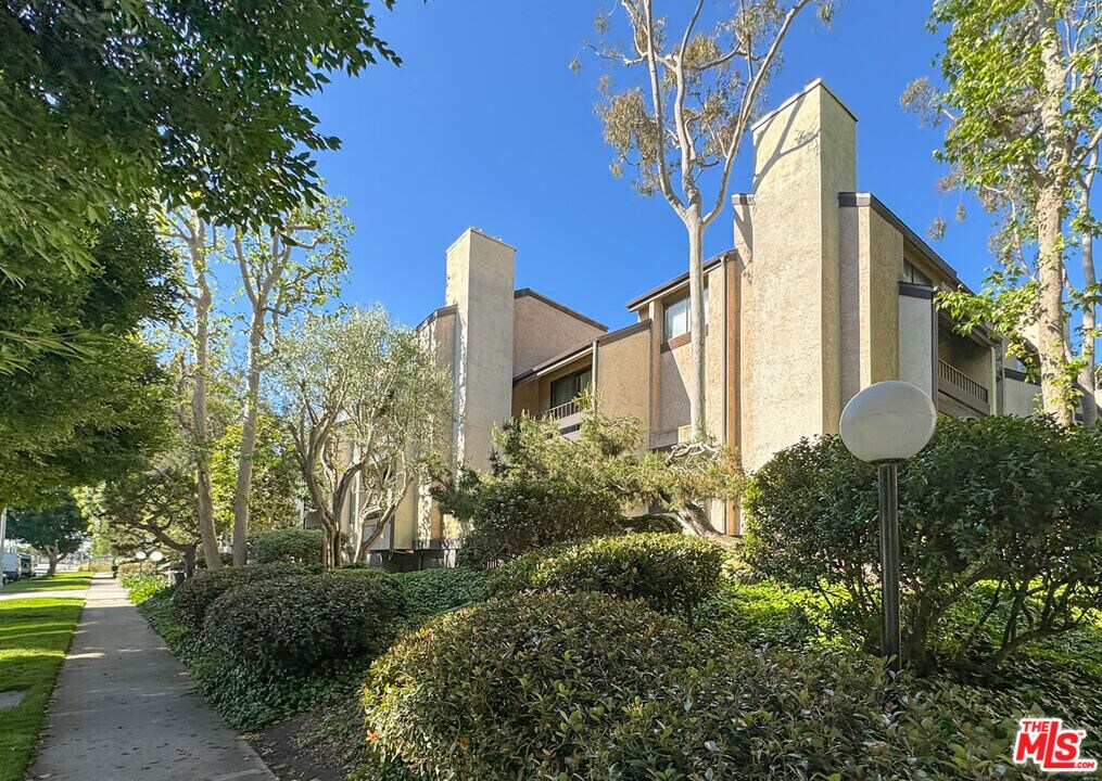 8701 Falmouth Ave in Los Angeles, CA - Building Photo