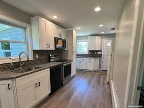 253 E 17th St in Huntington Station, NY - Building Photo - Building Photo