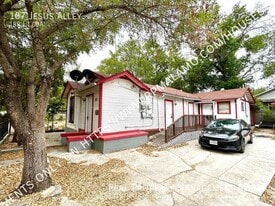 107 Jesus Alley in San Antonio, TX - Building Photo