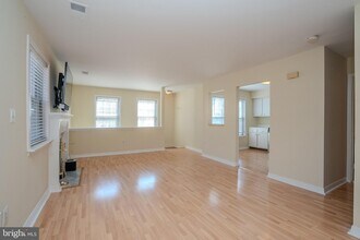 6202 Cedar Ct in Monmouth Junction, NJ - Foto de edificio - Building Photo