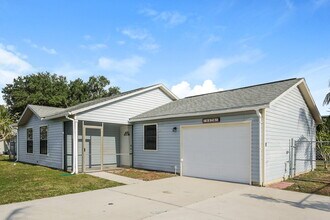 8476 Coral Dr in Ft. Myers, FL - Foto de edificio - Building Photo