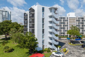 Ensenada Building I in Aventura, FL - Building Photo - Building Photo