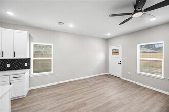 10214 Hollyglen Dr in Houston, TX - Foto de edificio - Building Photo