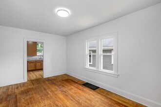 2212 Snyder Ave NE in Canton, OH - Building Photo - Building Photo