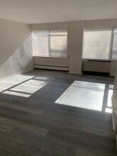 10 Hammond Pond Pkwy, Unit 106 in Newton, MA - Foto de edificio - Building Photo