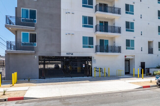 11714 Archwood St in North Hollywood, CA - Foto de edificio - Building Photo