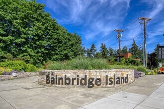 305 Weaver Rd NW in Bainbridge Island, WA - Building Photo - Building Photo