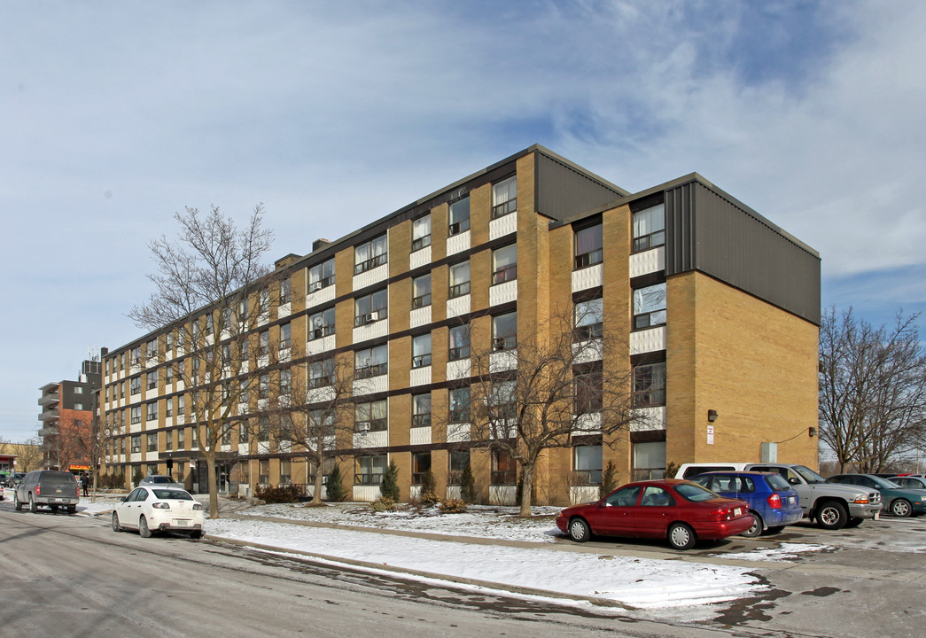 Poplar Plains Apartments in Brampton, ON - Building Photo