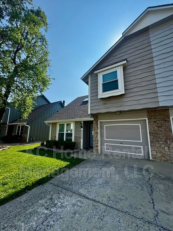 8592 Perry Ln in Overland Park, KS - Building Photo - Building Photo