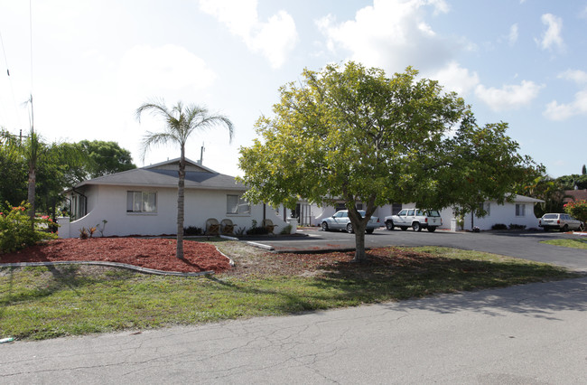 4901 Vincennes Ct in Cape Coral, FL - Foto de edificio - Building Photo