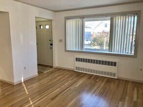 9 Graywood Rd, Unit B1 in Port Washington, NY - Foto de edificio - Building Photo