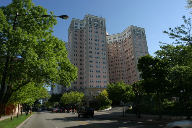 Edgewater Beach Apartments in Chicago, IL - Building Photo - Building Photo