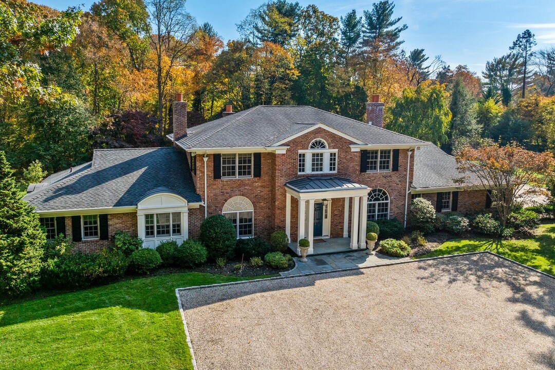 30 Underhill Rd in Locust Valley, NY - Building Photo
