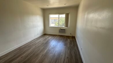 13233 Oxnard St, Unit 4 in Los Angeles, CA - Foto de edificio - Building Photo