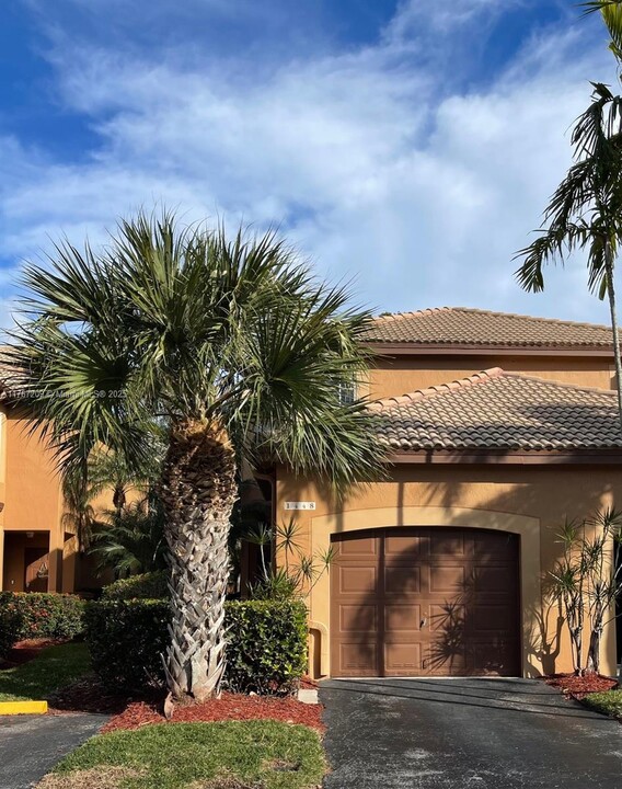 1448 Barcelona Way in Weston, FL - Building Photo