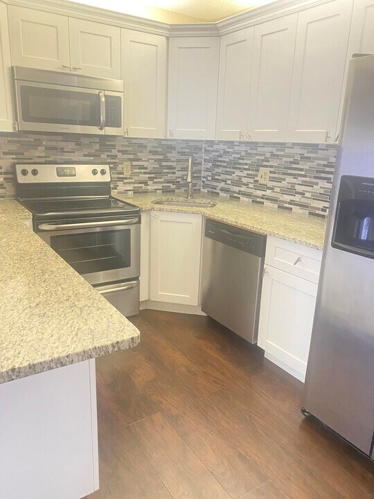 1010 Green Pine Blvd in West Palm Beach, FL - Building Photo