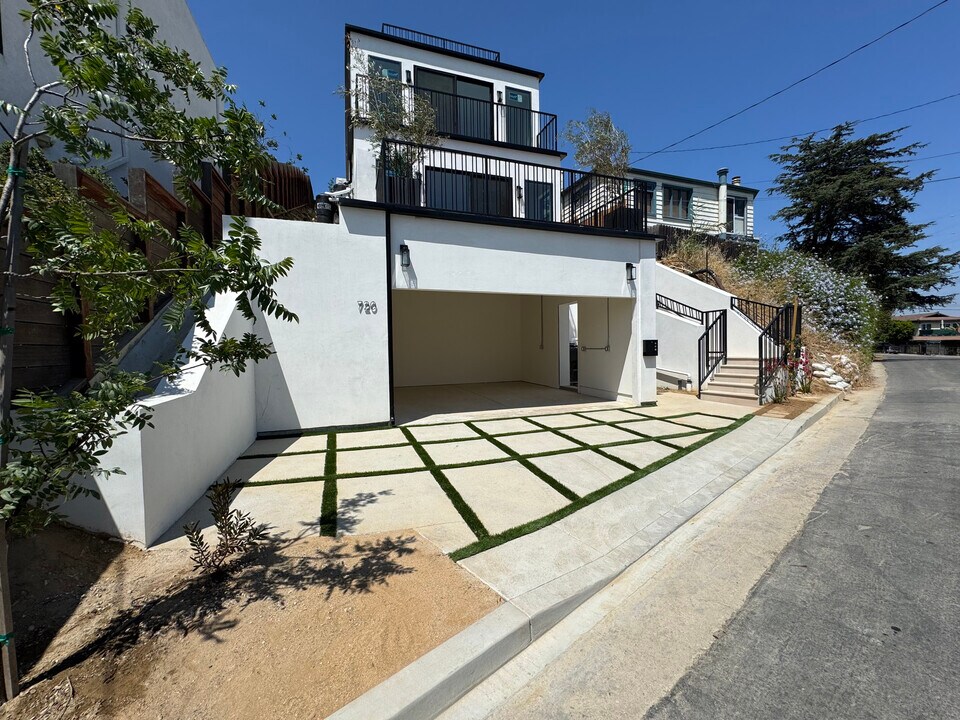 720 Crane Blvd in Los Angeles, CA - Building Photo