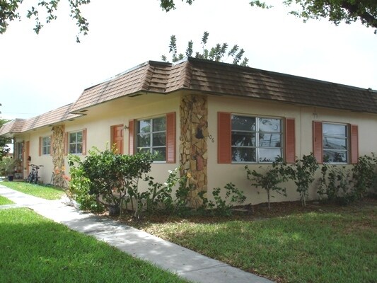 106 NE 1st Ct in Dania Beach, FL - Building Photo