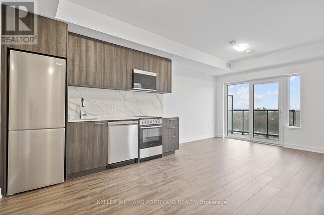 7439 Kingston Rd in Toronto, ON - Building Photo - Building Photo