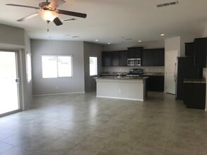 8101 Smoking Jacket Pl in Las Vegas, NV - Building Photo - Building Photo