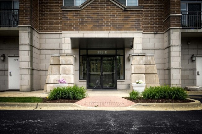 238 E Irving Park Rd, Unit 501 in Wood Dale, IL - Foto de edificio - Building Photo