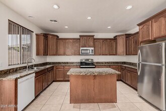 7352 W Valencia Dr in Phoenix, AZ - Building Photo - Building Photo