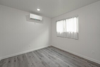 250 E 79th St in Los Angeles, CA - Building Photo - Building Photo