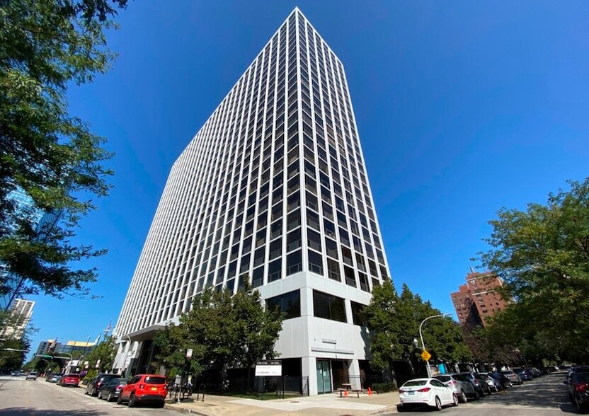 4343 N Clarendon Ave, Unit 2418 in Chicago, IL - Building Photo