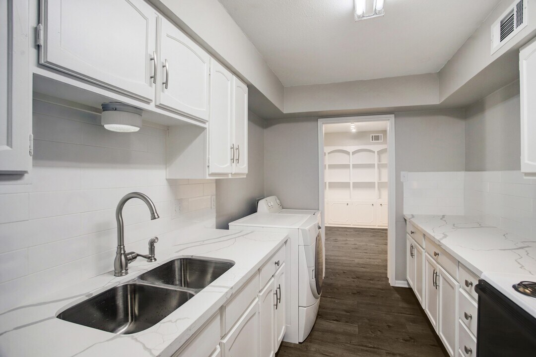 353 N Post Oak Ln in Houston, TX - Building Photo