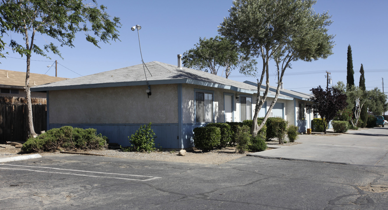 15776 Sequoia Ave in Hesperia, CA - Foto de edificio