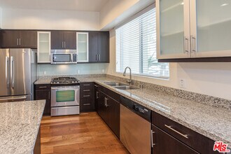 12920 W Runway Rd-Unit -161 in Los Angeles, CA - Building Photo - Building Photo