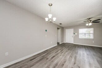 242 Cheshire Ct in Kissimmee, FL - Foto de edificio - Building Photo