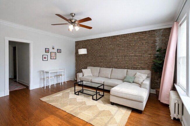 2461 N Clark St in Chicago, IL - Building Photo - Building Photo