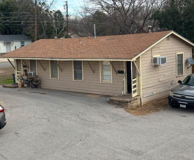 property at 718 W Avenue C
