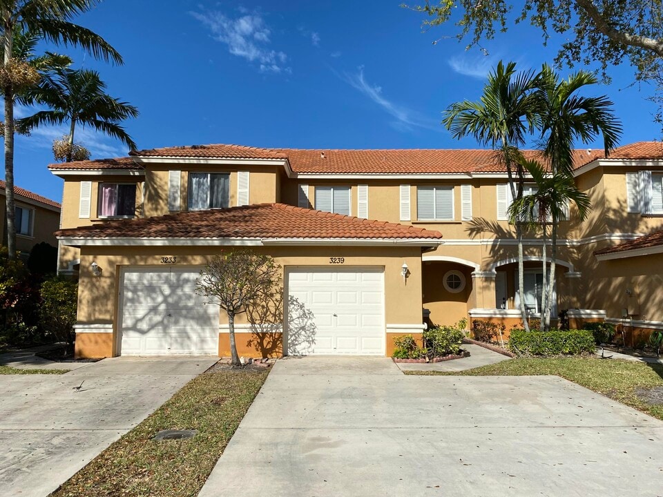 3239 Osprey Ln in Royal Palm Beach, FL - Foto de edificio