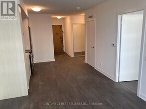 251-251 Manitoba St in Toronto, ON - Building Photo - Building Photo