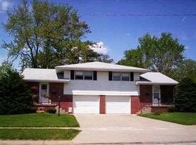 224 Robinhood Ln, Unit W in Bloomington, IL - Building Photo