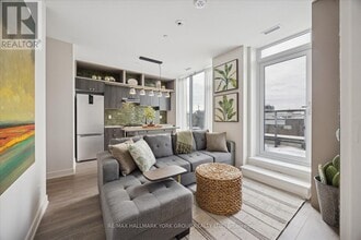 705 Davis Dr in Newmarket, ON - Building Photo - Building Photo