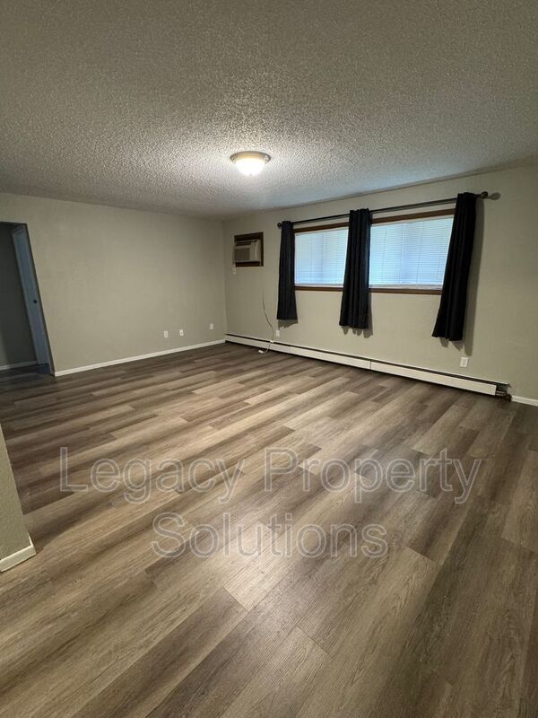 305 W Bismarck Expy in Bismarck, ND - Building Photo - Building Photo