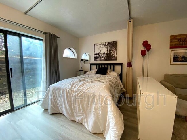 property at 3271 Niagara Square