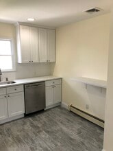 83 Lexington Ave, Unit upper in Westbury, NY - Building Photo - Building Photo