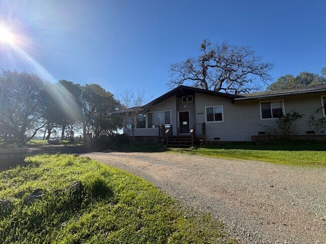 8550 Hubbard Rd in Auburn, CA - Building Photo - Building Photo