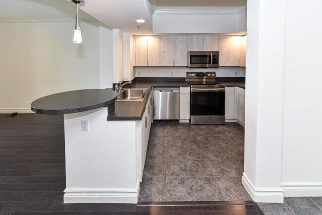 110 N Federal Hwy in Fort Lauderdale, FL - Foto de edificio - Building Photo