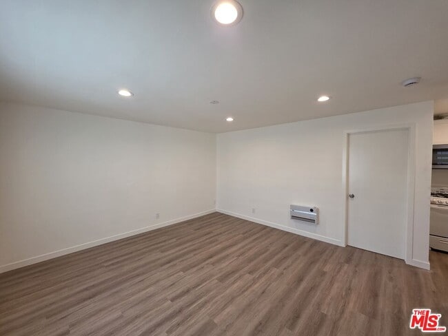 property at 2400 Vanderbilt Ln