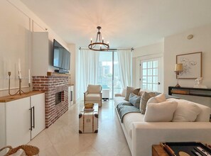 350 S Miami Ave in Miami, FL - Building Photo - Building Photo